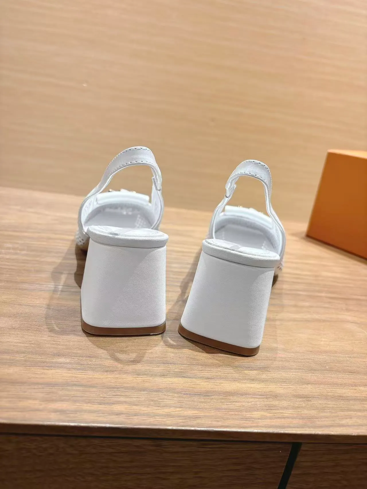 👟👟Ex-factory price 600👟👟 LV Louis Vuitton 25ss top version. Features the latest SHAKE hollow slingback sandals. Hard goods are new. Purchasing level! Full of high-end sense! A popular one among domestic and foreign bloggers. It is retro and fashionable and looks great on the feet! The main model on the official website. Upper: original customized cowhide surface. Lining: imported goatskin lining. ·Outsole: original Italian leather outsole ■Height: 3.5cm5.5cm ·Shoe size: 35-40 (41, 42 customizations are not returnable)